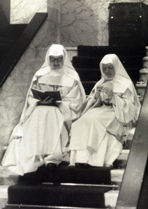 811678 Portret van Aletta (soeur Marie Spérat, Witte Zusters) en Henny (zuster Aletta, Franciscanes van Heythuysen) ...